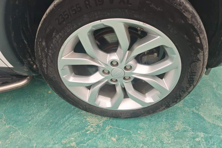 Used Land Rover Discovery Sport 2018 240 PS HSE Version Right Front Wheel Hub