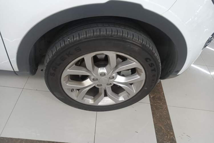 Used Land Rover Discovery Sport 2018 240 PS HSE Version Right Front Wheel Hub