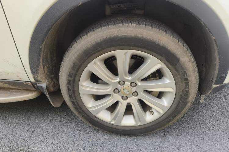 Used Land Rover Discovery Sport 2018 240 PS SE Version Right Front Wheel Hub