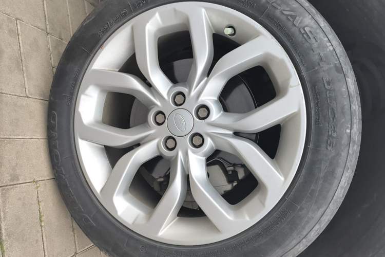 Used Land Rover Discovery Sport 2018 240 PS HSE Version Right Front Wheel Hub