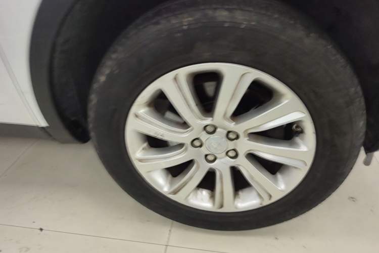 Used Land Rover Discovery Sport 2018 240 PS SE Version Right Front Wheel Hub