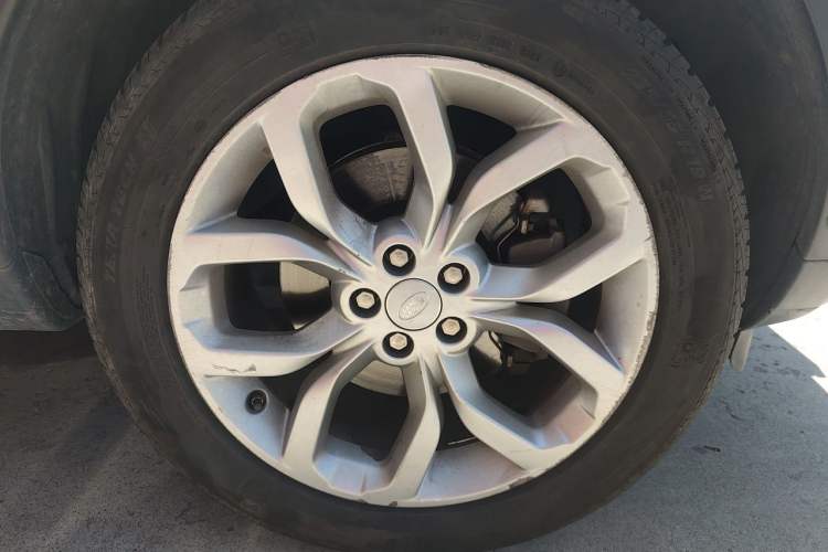Used Land Rover Discovery Sport 2018 240 PS HSE Version Right Front Wheel Hub