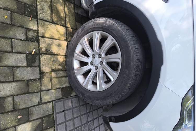 Used Land Rover Discovery Sport 2018 240 PS SE Version Right Front Wheel Hub