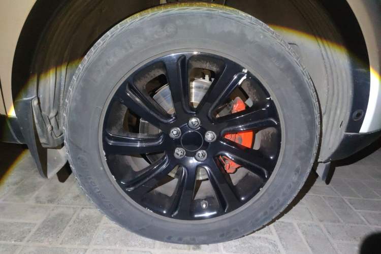Used Land Rover Discovery Sport 2018 240 PS SE Version Right Front Wheel Hub