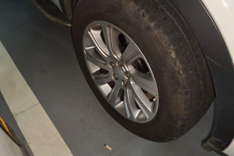 Used Land Rover Discovery Sport 2018 240 PS SE Version Right Front Wheel Hub