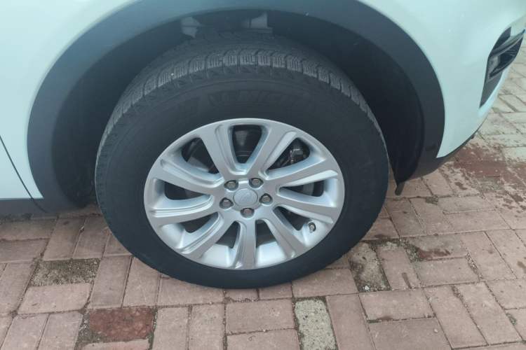 Used Land Rover Discovery Sport 2018 240 PS SE Version Right Front Wheel Hub