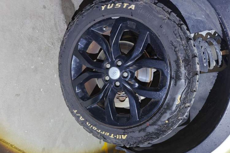Used Land Rover Discovery Sport 2018 240 PS HSE Version Right Front Wheel Hub