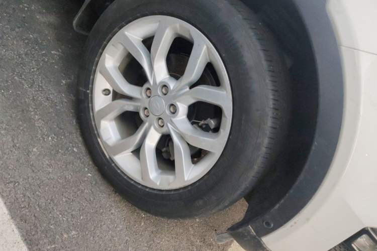 Used Land Rover Discovery Sport 2018 240 PS Zhiyue Limited Edition Right Front Wheel Hub