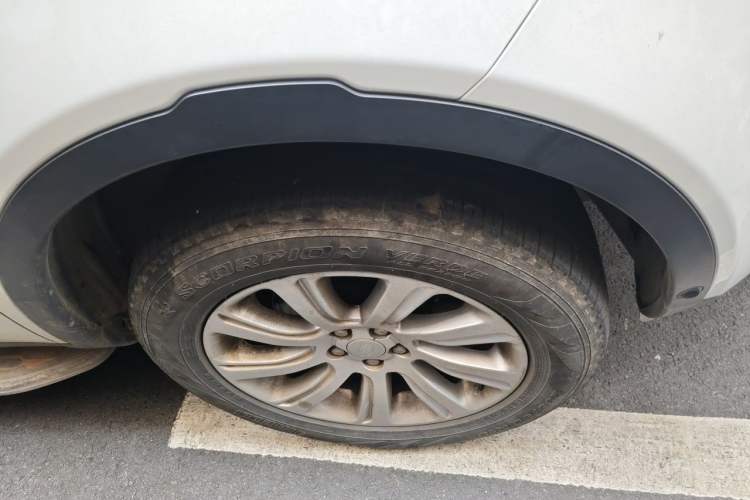 Used Land Rover Discovery Sport 2018 240 PS SE Version Right Front Wheel Hub