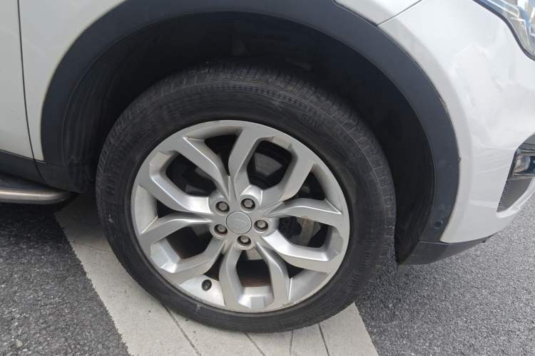 Used Land Rover Discovery Sport 2018 240 PS HSE Version Right Front Wheel Hub