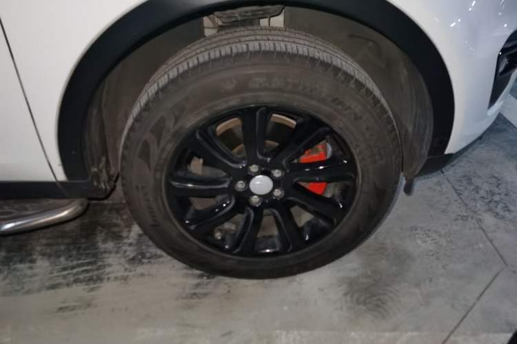 Used Land Rover Discovery Sport 2018 240 PS SE Version Right Front Wheel Hub
