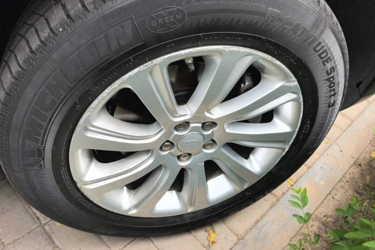 Used Land Rover Discovery Sport 2018 240 PS SE Version Right Front Wheel Hub