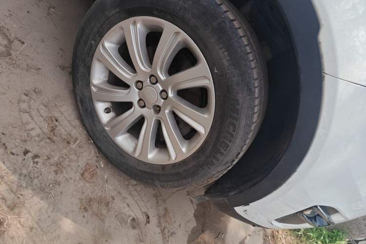 Used Land Rover Discovery Sport 2018 240 PS SE Version Right Front Wheel Hub