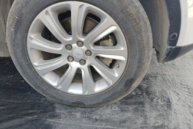 Used Land Rover Discovery Sport 2018 240 PS SE Version Right Front Wheel Hub