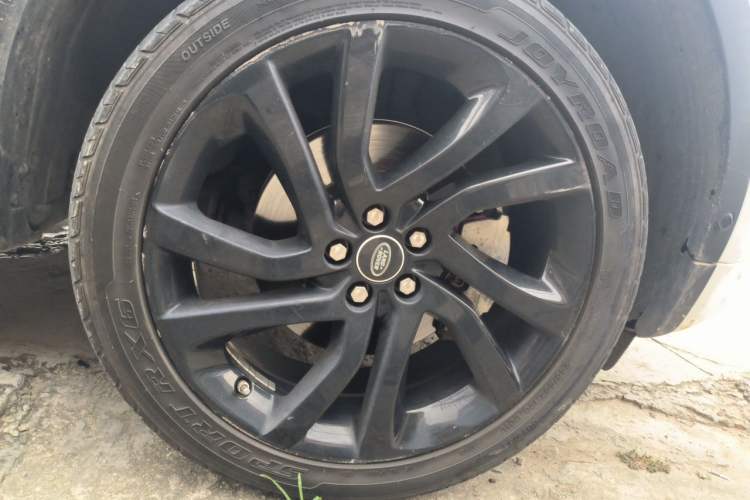 Used Land Rover Discovery Sport 2018 240 PS SE Version Right Front Wheel Hub