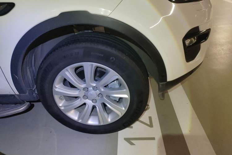Used Land Rover Discovery Sport 2018 240 PS SE Version Right Front Wheel Hub