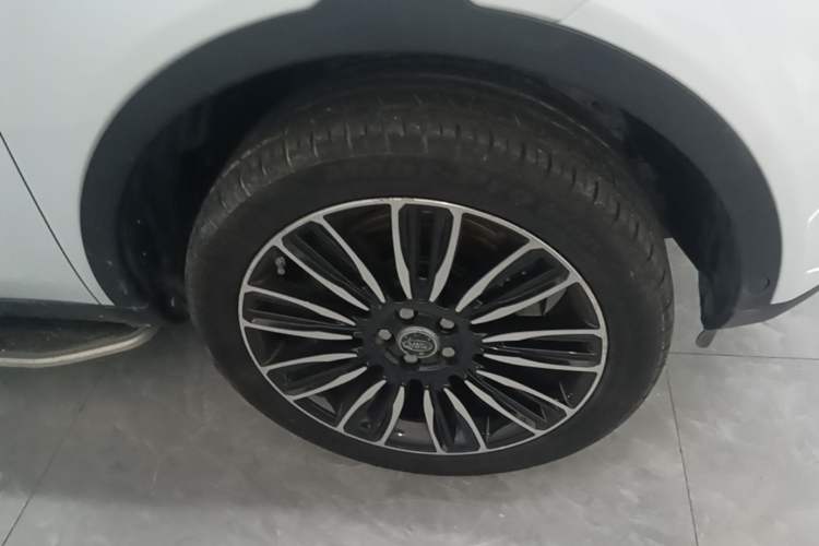 Used Land Rover Discovery Sport 2018 240 PS HSE Version Right Front Wheel Hub