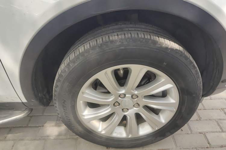 Used Land Rover Discovery Sport 2018 240 PS SE Version Right Front Wheel Hub