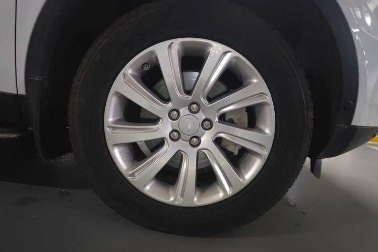 Used Land Rover Discovery Sport 2018 240 PS SE Version Right Front Wheel Hub