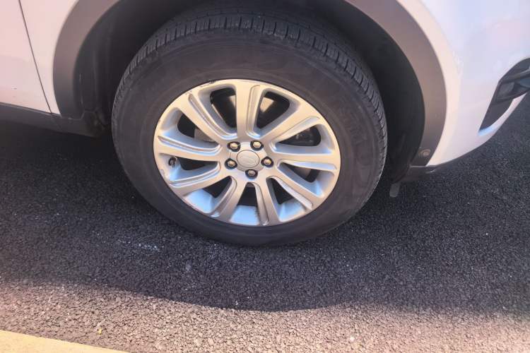 Used Land Rover Discovery Sport 2018 240 PS SE Version Right Front Wheel Hub