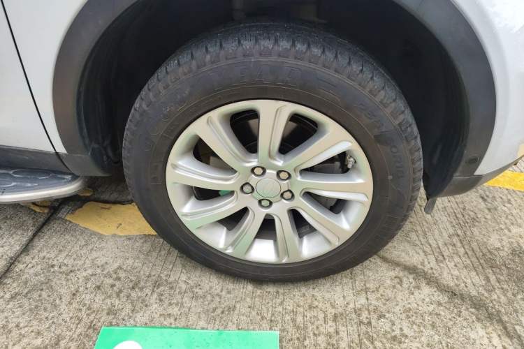 Used Land Rover Discovery Sport 2018 240 PS SE Version Right Front Wheel Hub