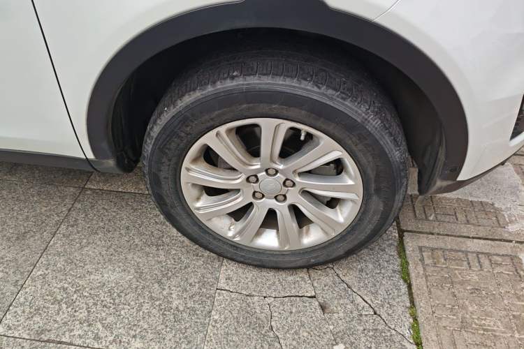 Used Land Rover Discovery Sport 2018 240 PS SE Version Right Front Wheel Hub