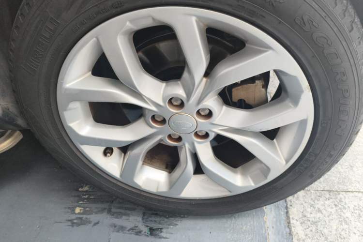 Used Land Rover Discovery Sport 2018 240 PS HSE Version Right Front Wheel Hub