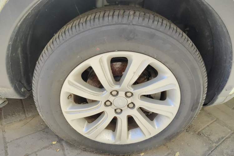 Used Land Rover Discovery Sport 2018 240 PS SE Version Right Front Wheel Hub