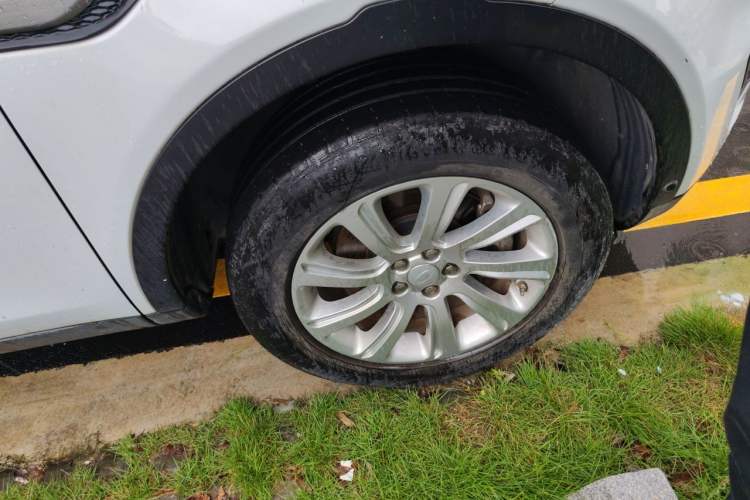 Used Land Rover Discovery Sport 2018 240 PS SE Version Right Front Wheel Hub