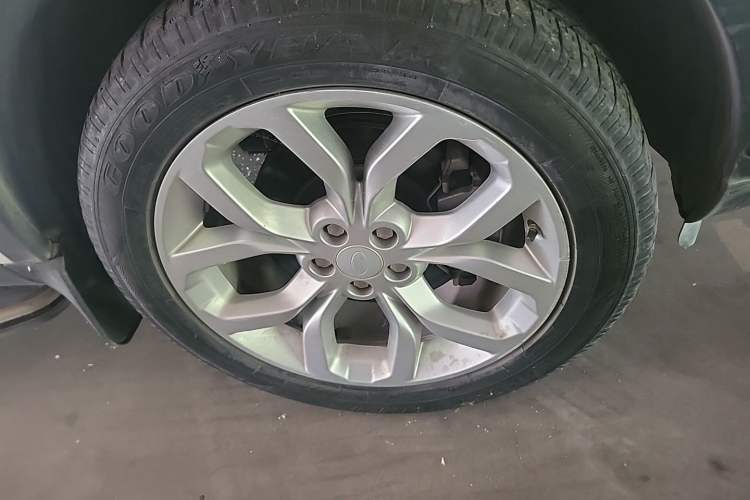 Used Land Rover Discovery Sport 2018 240 PS HSE Version Right Front Wheel Hub