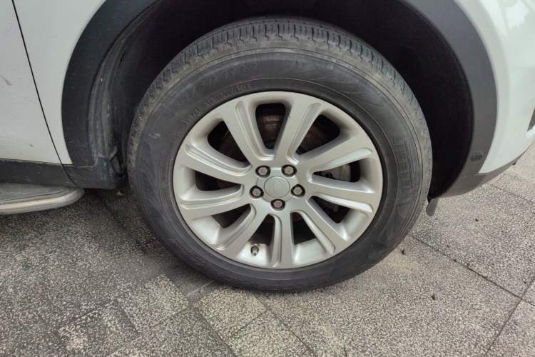 Used Land Rover Discovery Sport 2018 240 PS SE Version Right Front Wheel Hub
