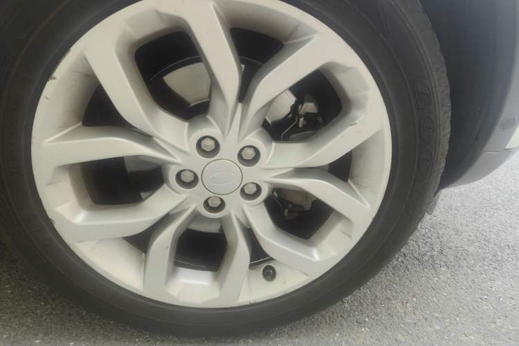 Used Land Rover Discovery Sport 2018 240 PS HSE Version Right Front Wheel Hub