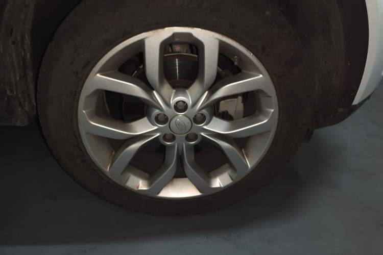 Used Land Rover Discovery Sport 2018 240 PS HSE Version Right Front Wheel Hub