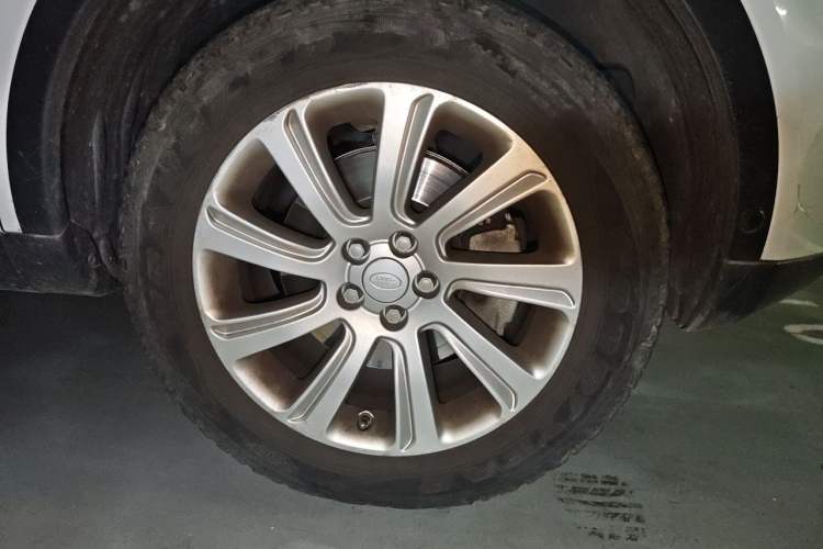 Used Land Rover Discovery Sport 2018 240 PS SE Version Right Front Wheel Hub