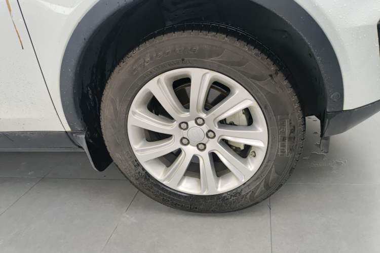 Used Land Rover Discovery Sport 2018 240 PS SE Version Right Front Wheel Hub