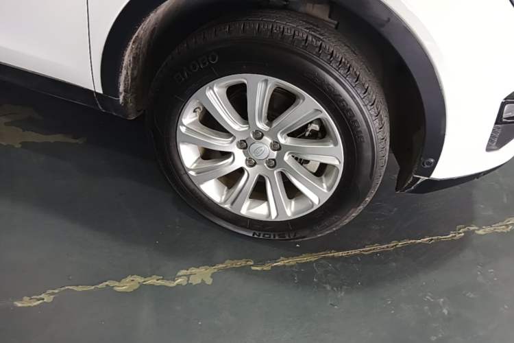 Used Land Rover Discovery Sport 2018 240 PS SE Version Right Front Wheel Hub