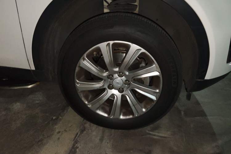 Used Land Rover Discovery Sport 2018 240 PS SE Version Right Front Wheel Hub