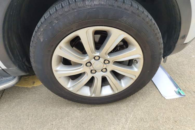 Used Land Rover Discovery Sport 2018 240 PS SE Version Right Front Wheel Hub