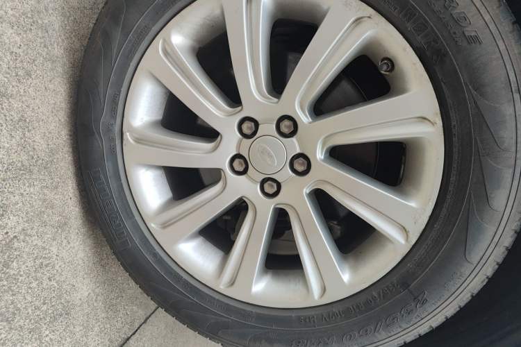 Used Land Rover Discovery Sport 2018 240 PS SE Version Right Front Wheel Hub