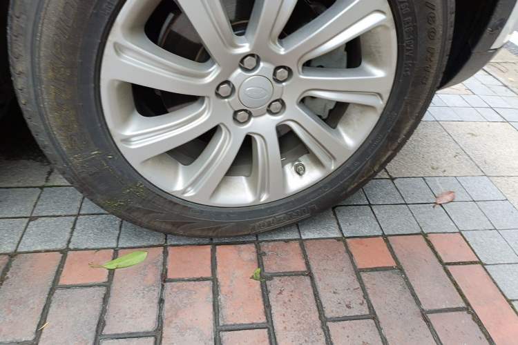Used Land Rover Discovery Sport 2018 240 PS SE Version Right Front Wheel Hub