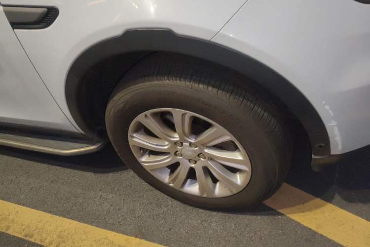 Used Land Rover Discovery Sport 2018 200 PS PURE Edition Right Front Wheel Hub
