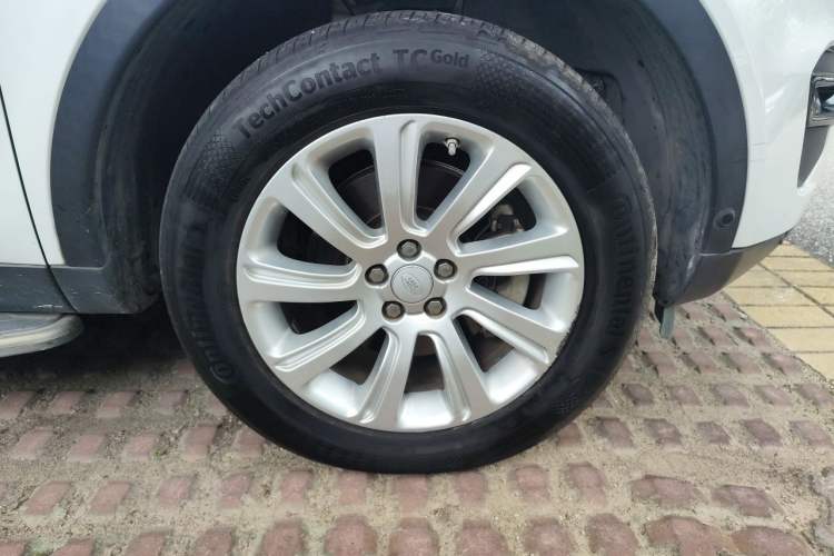 Used Land Rover Discovery Sport 2018 240 PS SE Version Right Front Wheel Hub