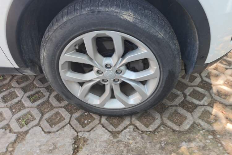 Used Land Rover Discovery Sport 2018 240 PS HSE Version Right Front Wheel Hub