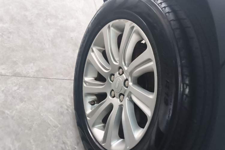 Used Land Rover Discovery Sport 2018 240 PS SE Version Right Rear Wheel Hub