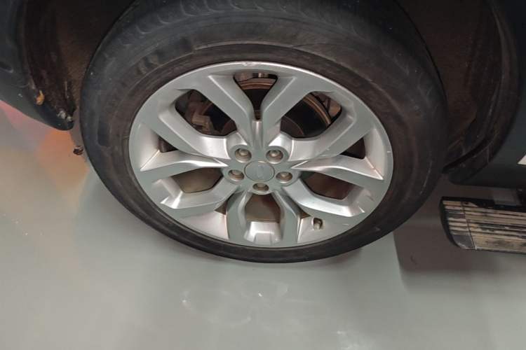 Used Land Rover Discovery Sport 2018 240 PS HSE Version Right Rear Wheel Hub