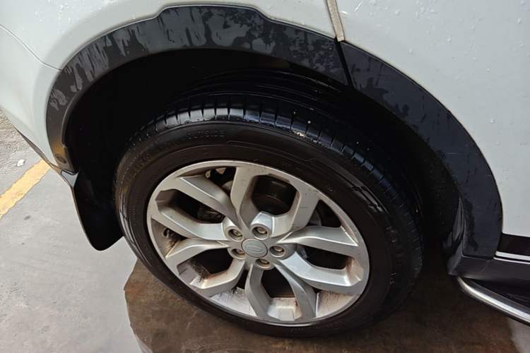 Used Land Rover Discovery Sport 2018 240 PS HSE Version Right Rear Wheel Hub