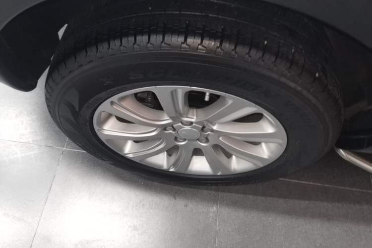 Used Land Rover Discovery Sport 2018 240 PS SE Version Right Rear Wheel Hub