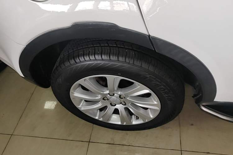 Used Land Rover Discovery Sport 2018 200 PS PURE Edition Right Rear Wheel Hub