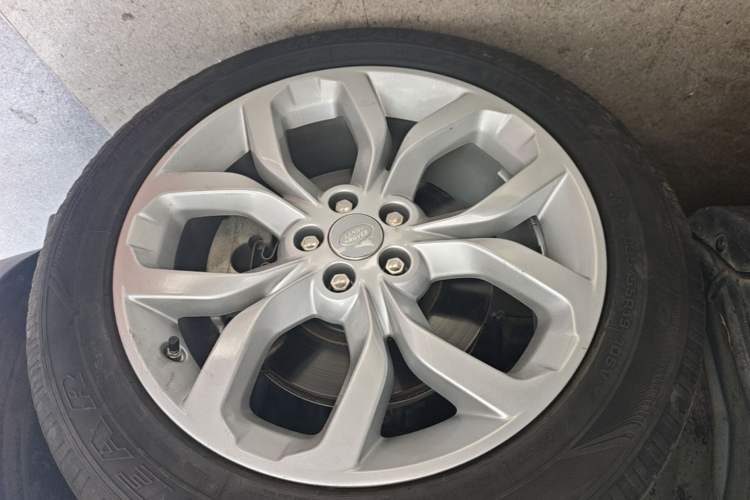 Used Land Rover Discovery Sport 2018 240 PS HSE Version Right Rear Wheel Hub
