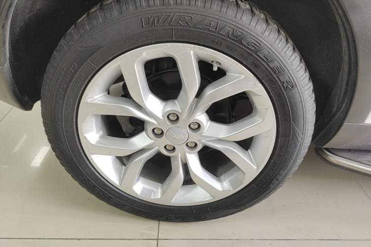 Used Land Rover Discovery Sport 2018 240 PS HSE Version Right Rear Wheel Hub